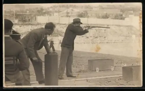 Foto-AK Mann mit Gewehr beim Schiessen, Schützenfest