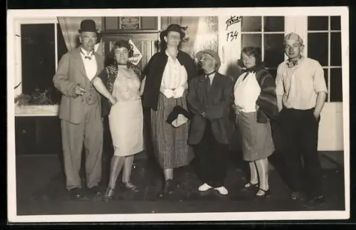 Foto-AK Gruppe in Kostümen zum Fasching