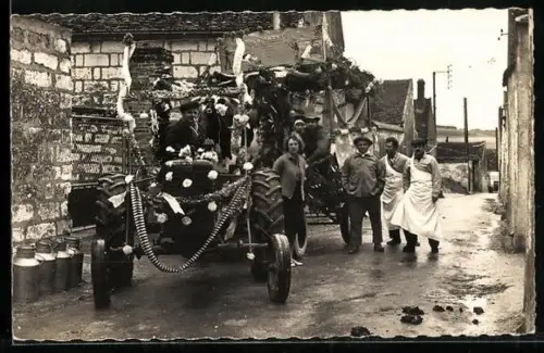 AK Sergines, Le Carnaval chaque année le mercredit des Cendres, Traktor vor Festwagen