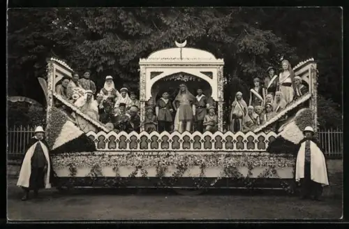 Foto-AK Dekorierter Wagen zum Karneval