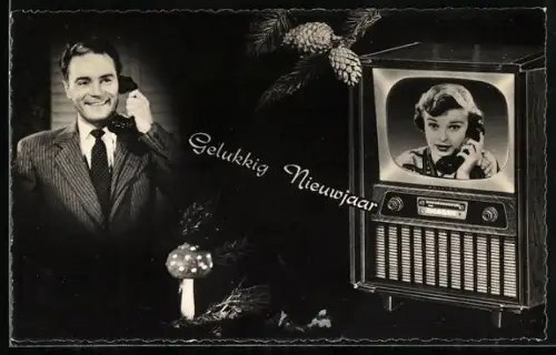 AK Mann am Telefon spricht mit einer Frau im Fernseher