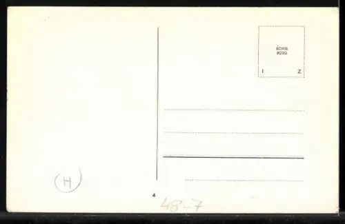 AK Dame am Telefon im Fernsehen, Lächelnder Mann im Porträt