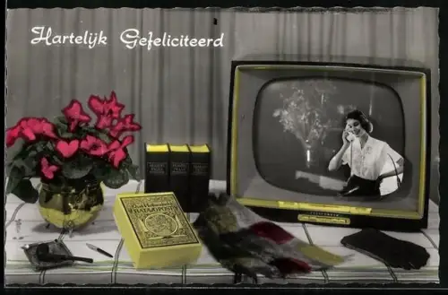 AK Fernseher von Telefunken auf dem Tisch neben Lexikon, Pfeife und Blumen