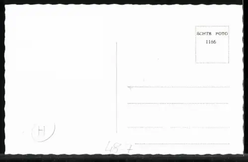 AK Fernseher von Telefunken auf dem Tisch neben Lexikon, Pfeife und Blumen