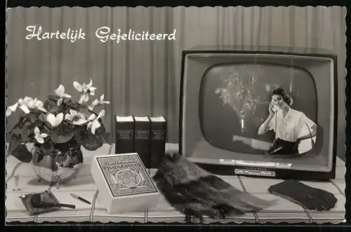 AK Fernseher von Telefunken auf dem Tisch neben Lexikon, Pfeife und Blumen