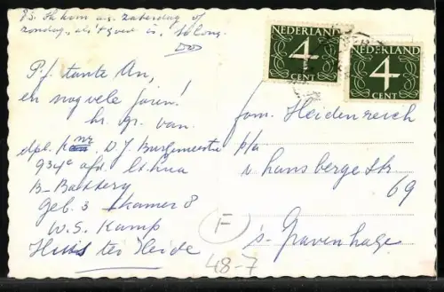 AK Fernseher von Telefunken auf dem Tisch neben Lexikon, Pfeife und Blumen