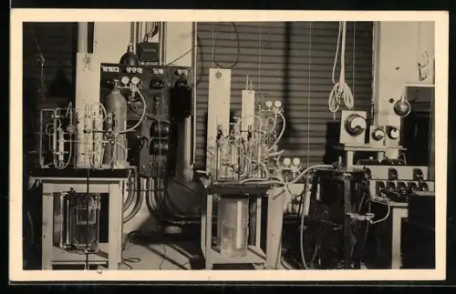 Foto-AK Innenansicht eines Chemie-Labors