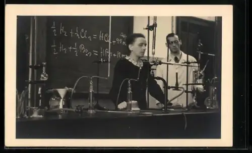 Foto-AK Chemiker an einem Tisch vor einer Tafel