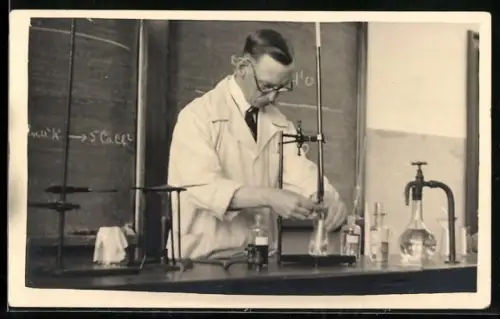 Foto-AK Chemiker beim Bedienen eines Apparats