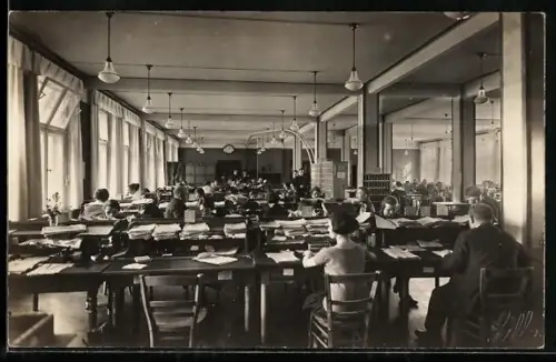 Foto-AK Arbeiter an Schreibtischen im Scheckamt