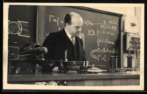 Foto-AK Elektromechaniker am Tisch vor einer Tafel