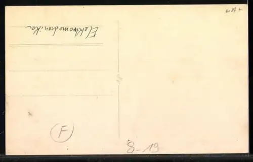 Foto-AK Elektromechaniker am Tisch vor einer Tafel