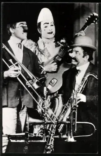 AK Les Cavalinios in Kostümen mit Musikinstrumenten