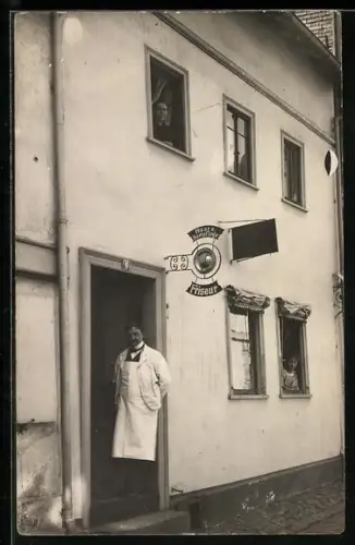 AK Mann in der Tür seines Friseur-Geschäfts