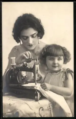 Foto-AK Frau und Mädchen sitzen an einem Tisch mit einer Nähmaschine