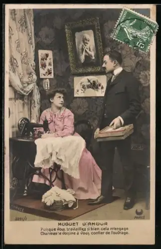 AK Dame an einer Nähmaschine neben einem Mann mit Paket, Muguet d`Amour