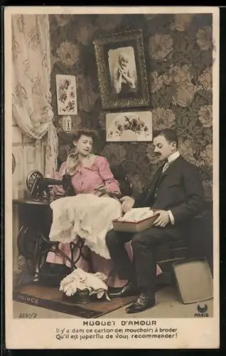 AK Paar in der Stube mit einer Nähmaschine, Muguet d`Amour