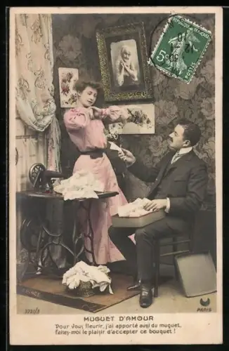 AK Mann gibt einer Frau einem Blumenstrauss, Nähmaschine