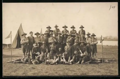 Foto-AK Gruppenbild von Pfadfindern, Camping