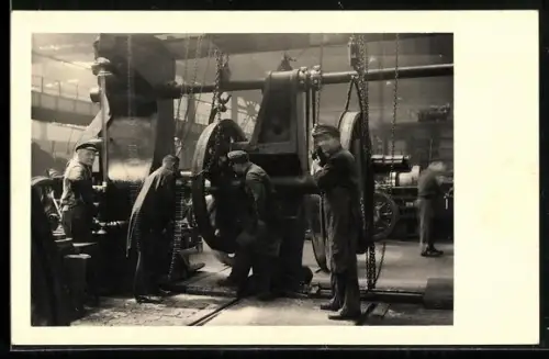 Foto-AK Fabrikarbeiter an grosser Maschine