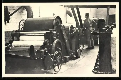 AK Fabrikarbeiter an einer Maschine