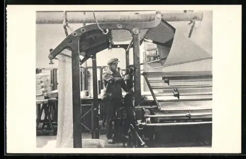 AK Fabrikarbeiter an einer Maschine