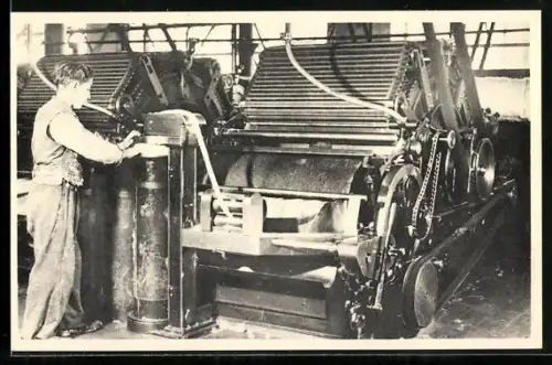 AK Fabrikarbeiter an einer Maschine