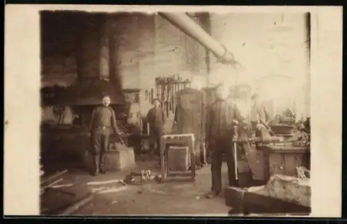 Foto-AK Fabrikarbeiter in einer Werkhalle