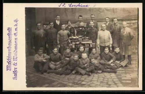 Foto-AK Fabrikarbeiter mit einem Werkstück