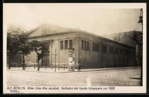 AK Berlin-Kreuzberg, Ritterstrasse Ecke Alte Jacobstrasse, Reitbahn der Garde-Kürassiere