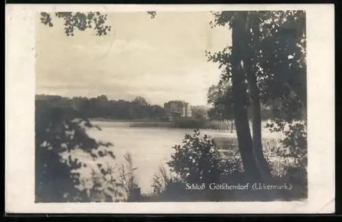 AK Götschendorf /Uckermark, Blick aufs Schloss über den See