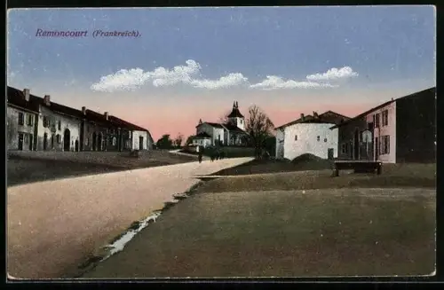 AK Remoncourt, Strassenpartie mit Kirche