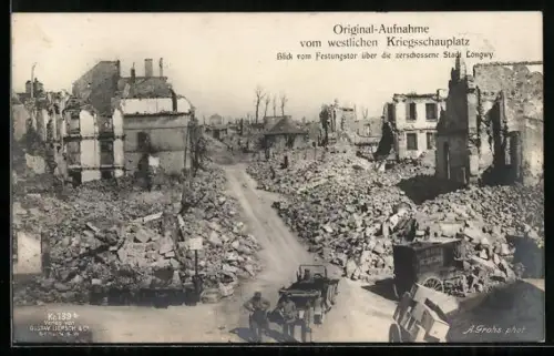 AK Longwy, Blick vom Festungstor über die zerschossene Stadt
