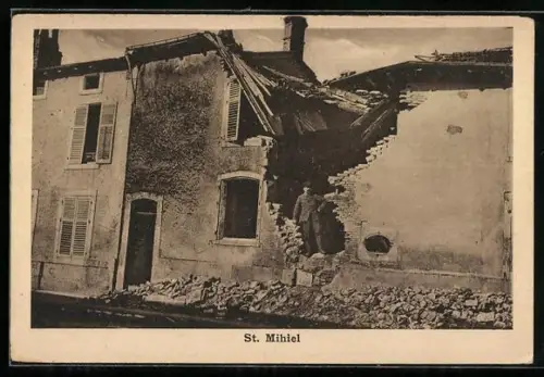 AK St. Mihiel, Kriegszerstörtes Haus mit Soldat