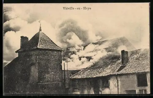 AK Viéville-en-Haye, Ort in Brand, mit Turm
