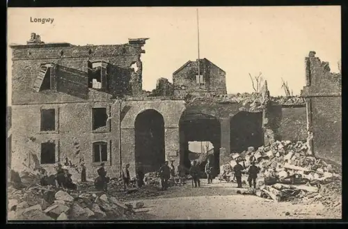 AK Longwy, Ruine eines Gebäudes mit Tordurchgängen, Soldaten