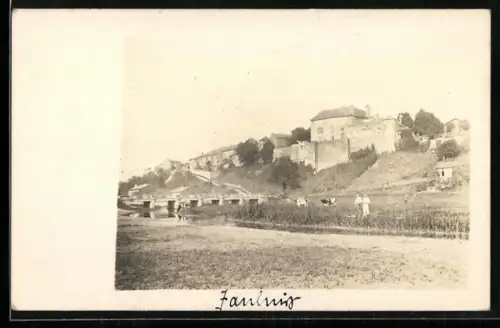 Foto-AK Jaulny, Ortsansicht mit Brücke vom Wasser aus