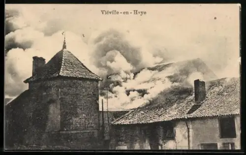 AK Viéville-en-Haye, Gebäudepanorama während eines Brandes im Krieg, Turm