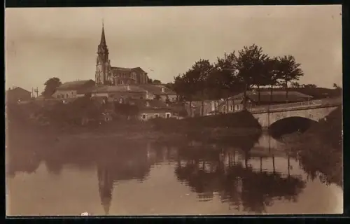 AK Pannes, Ortsansicht vom Wasser mit Brücke u. Kirche