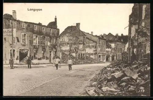 AK Longuyon, Strassenpartie zwischen zerstörten Häusern