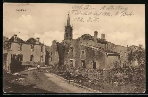 AK Landres, Soldat zwischen den Ruinen der Gebäude