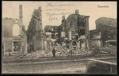 AK Vigneulles, Strassenpartie mit zerstörten Häusern