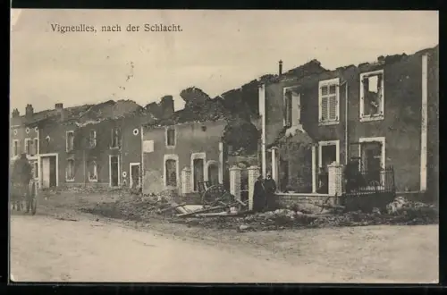 AK Vigneulles, Strasse mit zerstörten Häusern, Soldaten