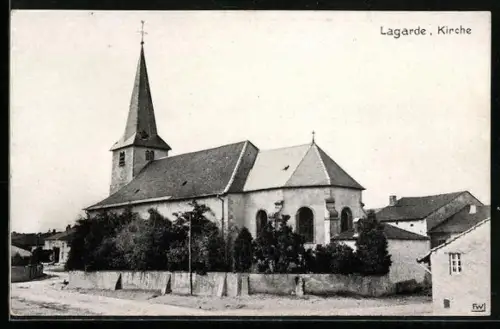 AK Lagarde, Kirche mit Strassenpartie
