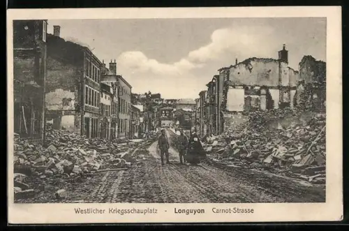 AK Longuyon, Westlicher Kriegsschauplatz, Carnot-Strasse mit Soldaten