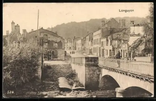 AK Longuyon, Zerstörte Ortspartie mit einem Soldaten