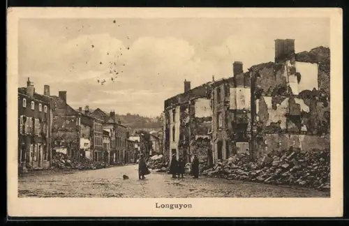 AK Longuyon, Strassenpartie mit zerstörten Häusern