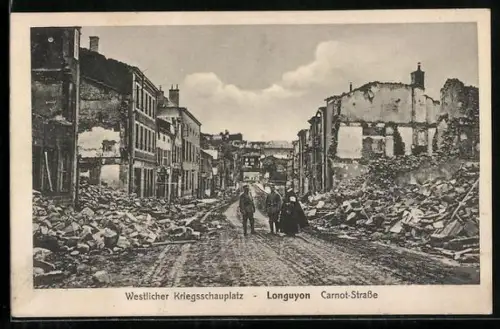 AK Longuyon, Westlicher Kriegsschauplatz, Carnot-Strasse mit Soldaten