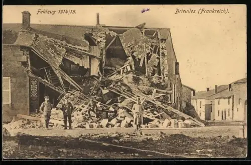 AK Brieulles, Feldzug 1914-15, Zerstörte Ortspartie mit Soldaten