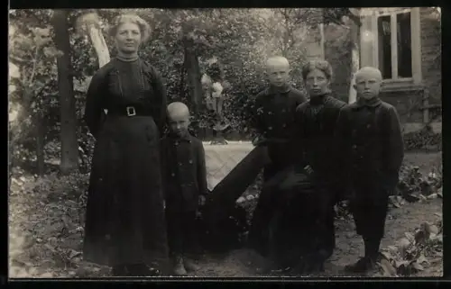 Foto-AK Altenboitzen, Hofbesitzer im Garten an einem Tisch